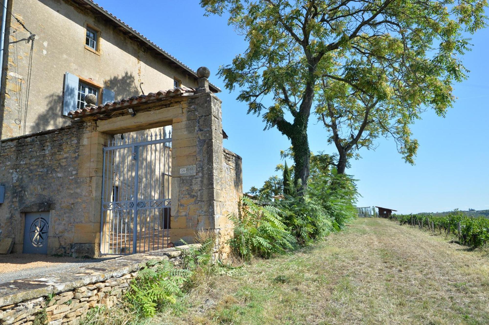 Le Clos Zelie Hotel Pouilly-le-Monial Exterior photo